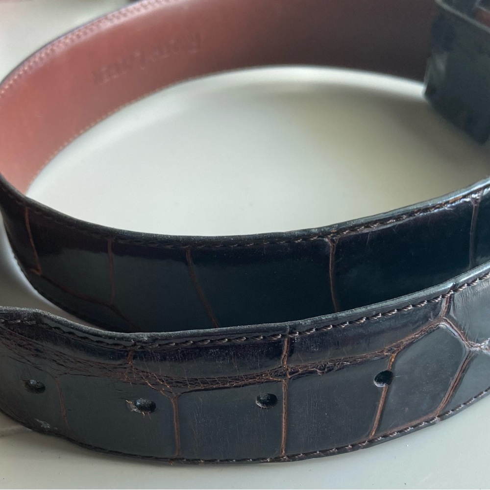 1 1/2” (36cm) Alligator feathered edge and stitched strap no buckle